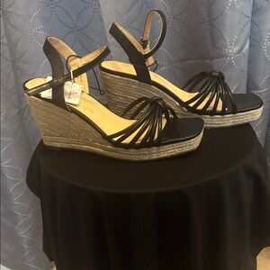 Liz Claiborne LC Marcos Black and Cream W/ Memory Foam
